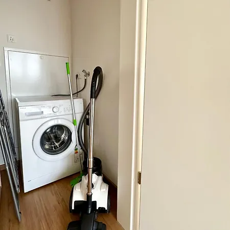 Komplett Moeblierte Zentrale Lage *